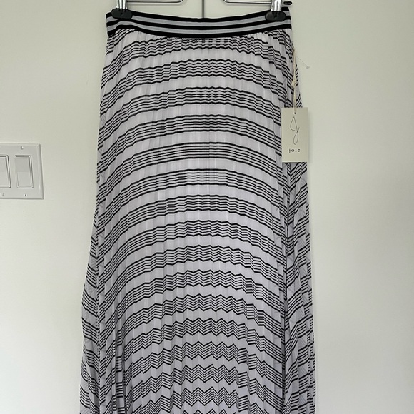 Joie pleated black and white, lined, lightweight, long pull-on skirt - Picture 2 of 9